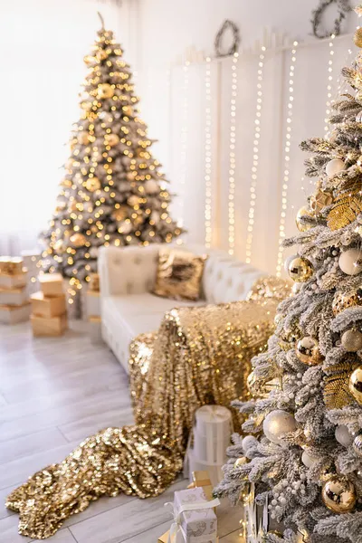 Fehér modern újév belső tér két karácsonyfa díszített, arany textil, arany ajándékok — Stock Fotó