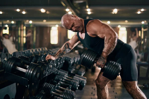 Culturistas masculinos adultos haciendo ejercicios con pesas mientras posan en el gimnasio. Concepto de culturismo. — Foto de Stock