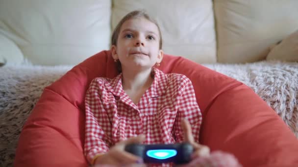 女の子は、ゲーム機、コンピュータゲームの競争をプレイ。ゲームのコンセプト。興奮した女の子再生ビデオゲームとともにジョイスティック — ストック動画