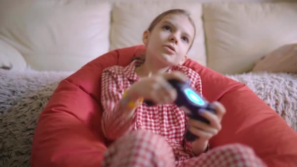 女の子は、ゲーム機、コンピュータゲームの競争をプレイ。ゲームのコンセプト。興奮した女の子再生ビデオゲームとともにジョイスティック — ストック動画