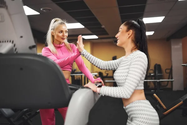 Vrouwelijke personal trainer ondersteunt klant na het lopen op loopband in de sportschool. Een gezonde levensstijl. Coach — Stockfoto