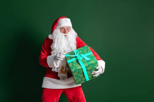 Weihnachtsmann Mit Langem Bart Hält Riesige Grüne Geschenkbox Auf Grünem — Stockfoto