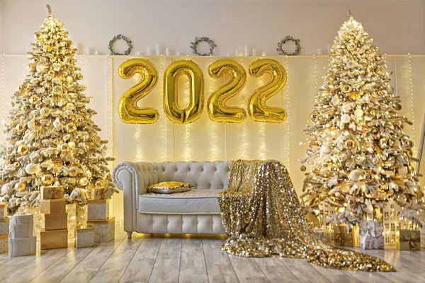 Karácsonyi és újév díszített belső szoba ajándékokkal és szilveszteri fa 2022 fólia léggömbök — Stock Fotó