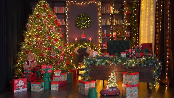 Dom jest urządzony na Nowy Rok i Boże Narodzenie. Wnętrze Nowego Roku — Wideo stockowe
