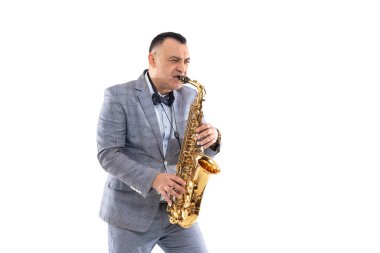 Takım elbiseli duygusal müzisyen beyaz arka planda saksafon çalıyor.