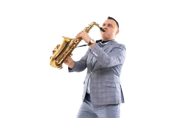 Emocjonalny muzyk w garniturze gra na saksofonie odizolowanym na białym tle — Zdjęcie stockowe