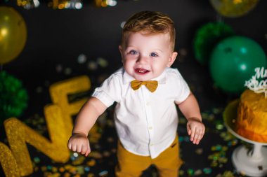 Mutlu bir yıl çocuğu, doğum günü çocuğu portresi, yakın plan, ilk doğum günü konsepti..