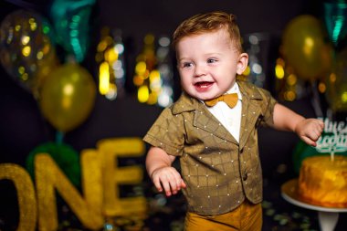 Mutlu bir yıl çocuğu, doğum günü çocuğu portresi, yakın plan, ilk doğum günü konsepti.