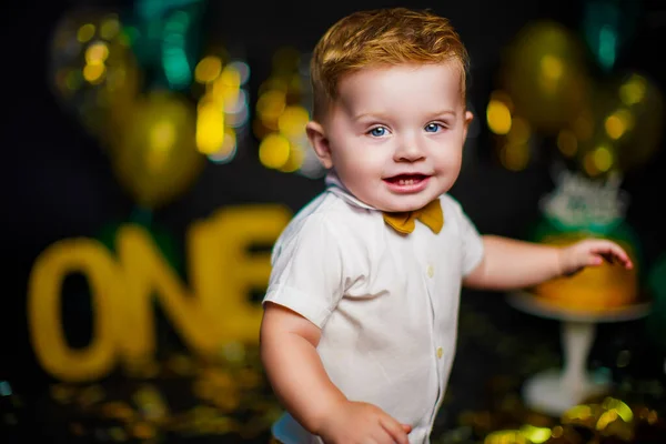 Joyeux enfant d'un an, portrait de petit garçon d'anniversaire, concept de premier anniversaire. — Photo