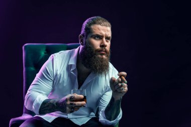 Koltuğunda otururken puro içen sakallı adamın portresi.. 