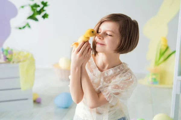 Πορτρέτο του χαρούμενου μικρού κοριτσιού που παίζει και επικοινωνεί με το παπάκι. Πασχαλινή διακόσμηση. — Φωτογραφία Αρχείου