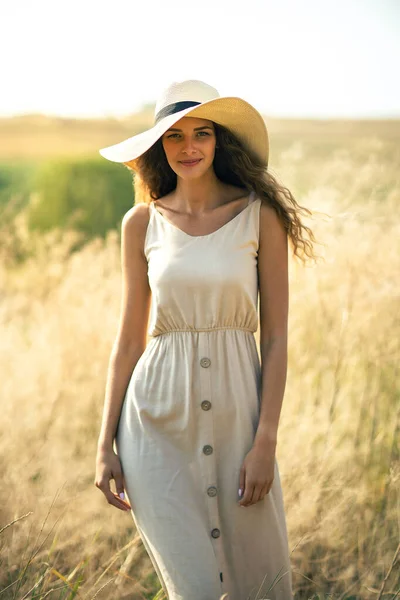 Pretty adult caucasian girl in sunhat and romantic dress who walks outdoors. Fashion Lifestyle — Fotografia de Stock