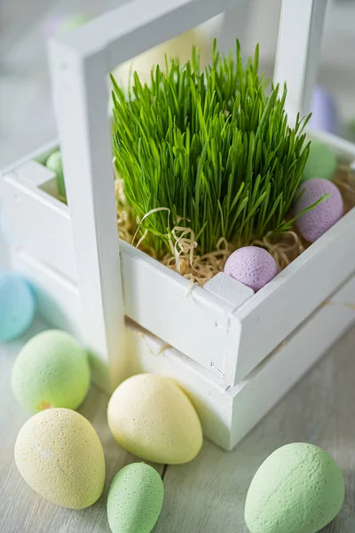 Flower composition with easter colorful dyed eggs in white wooden box. Easter composition. — Stock Photo, Image