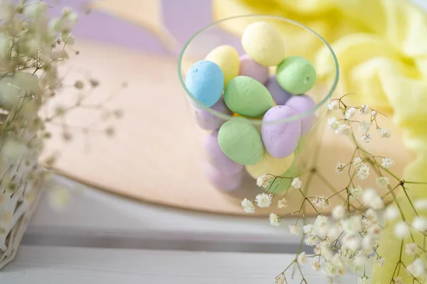 Flower composition with easter colorful dyed eggs in a glass container. Easter composition. — Stock Photo, Image