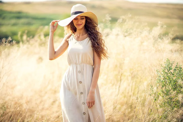 Beautiful adult caucasian girl in sunhat and romantic dress who walks outdoors. Fashion Lifestyle — Fotografia de Stock