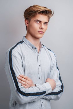 Erkek saç stili konsepti. Beyaz arka planda duran şık saç kesimi olan yakışıklı adam.