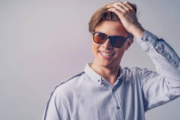 Herenaccessoires, optiek. Hipster lachende man in hemd en moderne zonnebril. Studio portret — Stockfoto