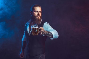 Lezzetli bira fıçısını elinde tutan sakallı adam. İçki, Ekim festivali konsepti. 
