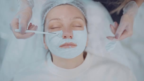 Visão superior cara paciente na clínica que faz procedimento de beleza. Cosmetologia cuidados com a pele, tratamento de spa. — Vídeo de Stock