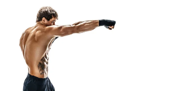 Media longitud de boxeador que entrena y practica sobre fondo blanco. deporte, estilo de vida saludable. — Foto de Stock