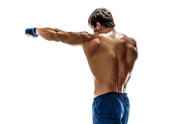 Pohled zezadu boxer, který trénuje a cvičí bodnutí na bílém pozadí. sport, zdravý životní styl. — Stock fotografie
