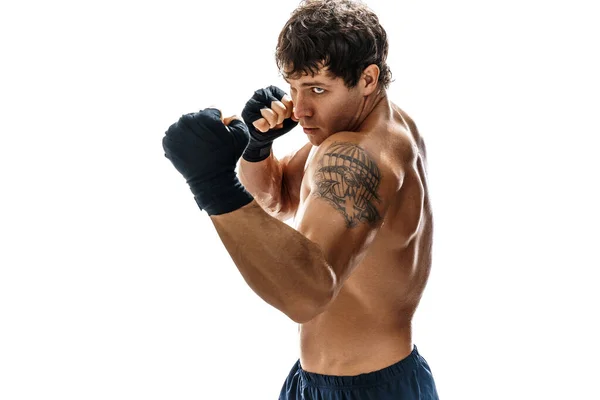 Cartera de boxeador masculino que entrena y practica uppercut sobre fondo blanco. concepto deportivo — Foto de Stock