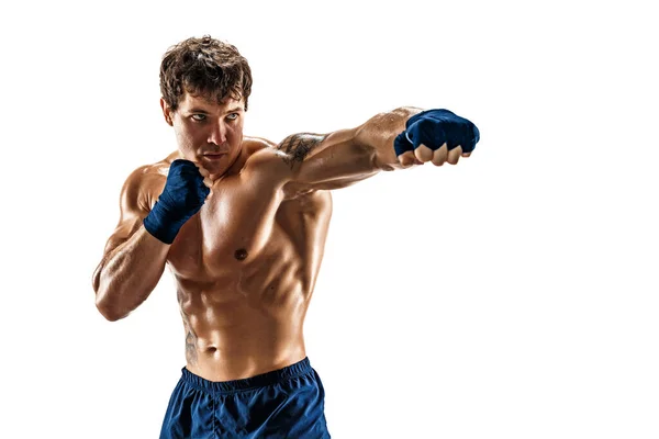 Egy férfi bokszoló portréja, aki fehér háttéren edz és gyakorol. sport, egészséges életmód. — Stock Fotó