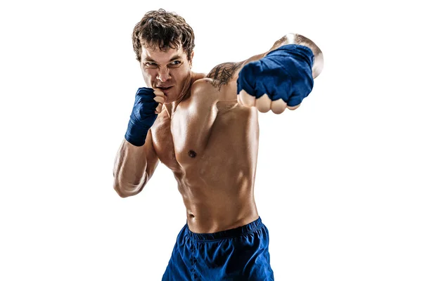 Вид спереди боксера-мужчины, который тренируется и тренируется на белом фоне. спорт, здоровый образ жизни. — стоковое фото