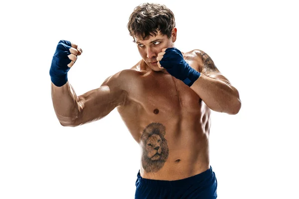 Половина мужского боксера, который тренируется и практикует апперкот на белом фоне. спортивная концепция — стоковое фото