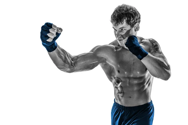 Egy bokszoló portréja, aki a jobb horgot gyakorolja fehér háttéren. Fekete-fehér. Kék sportruha — Stock Fotó