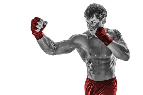 Egy bokszoló portréja, aki a jobb horgot gyakorolja fehér háttéren. Fekete-fehér. Vörös sportruha — Stock Fotó