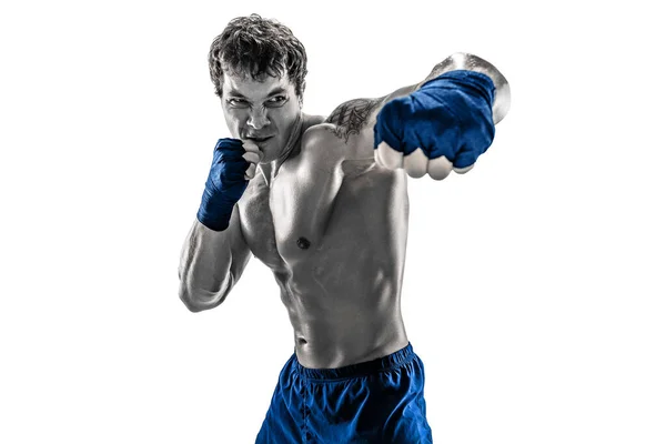 Vista frontal del boxeador que practica jab sobre fondo blanco. Blanco y negro. Ropa deportiva azul — Foto de Stock