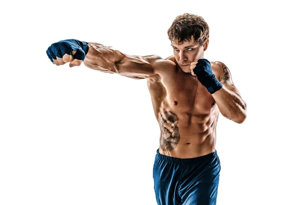 Retrato de boxeador muscular masculino que entrena y practica jab sobre fondo blanco. Ropa deportiva azul — Foto de Stock