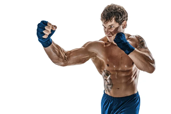 Retrato de boxeador masculino que treina e pratica gancho direito sobre fundo branco. Roupa de desporto azul — Fotografia de Stock