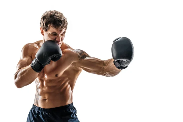 Portret van bokser die training en het beoefenen van de linker haak in handschoenen op witte achtergrond. Sport concept — Stockfoto