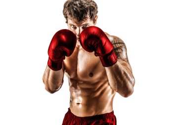 Beyaz arka planda duran kırmızı eldivenli kaslı boksörün portresi. Spor konsepti 