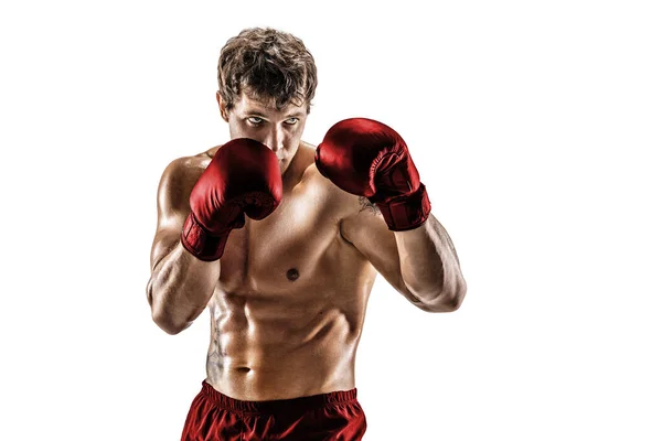 Media longitud de boxeador muscular en guantes rojos que se encuentra sobre fondo blanco. Concepto deportivo —  Fotos de Stock