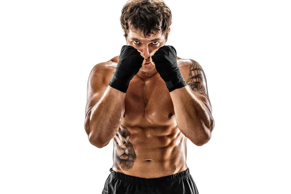 Retrato de atleta boxeador profissional que isolou em fundo branco. Conceito de desporto — Fotografia de Stock