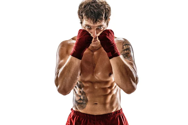 Retrato de atleta boxeador en ropa deportiva roja que aislado sobre fondo blanco. Concepto deportivo — Foto de Stock