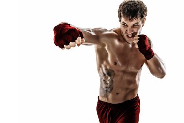 Beyazlar üzerinde antrenman ve pratik yapan agresif boksörün portresi. Kırmızı spor giyim.