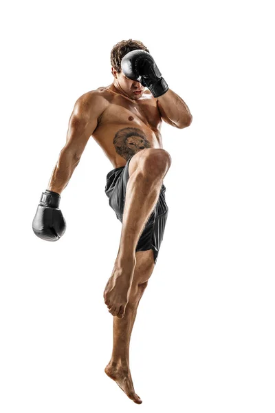 MMA. Tamanho total de kickboxer profissional isolado em fundo branco. Apto atleta muscular lutando — Fotografia de Stock