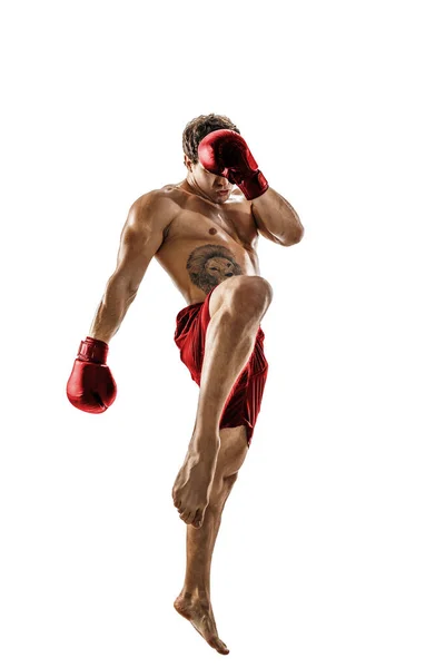 Tamanho total de kickboxer profissional em sportswear vermelho no fundo branco. atleta muscular lutando — Fotografia de Stock