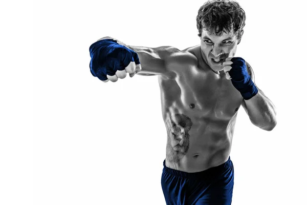 Portret boksera ćwiczącego huśtawkę na białym tle. Czarno na białym. Niebieska odzież sportowa — Zdjęcie stockowe