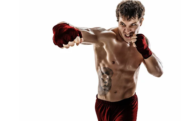 Porträtt av aggressiv boxare som tränar och tränar swing på vit bakgrund. Röda sportkläder — Stockfoto
