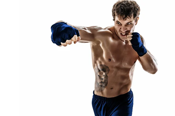 Retrato de boxeador agresivo que entrena y practica swing sobre fondo blanco. Ropa deportiva azul — Foto de Stock