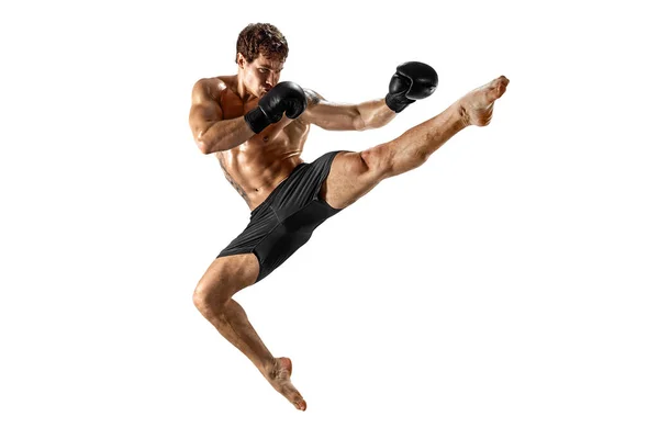 Volledige grootte van mannelijke bokser die muay thai martial arts uit te voeren op witte achtergrond. Sport concept — Stockfoto