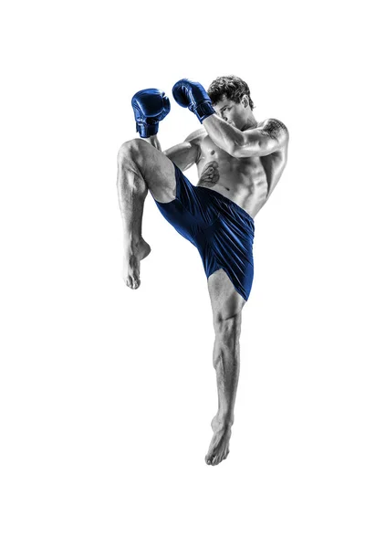 Longitud completa de kickboxer en ropa deportiva azul que lucha sobre fondo blanco. Blanco y negro — Foto de Stock