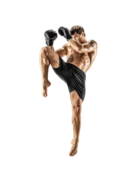 Comprimento total de kickboxer masculino isolado em fundo branco. Apto atleta muscular lutando. MMA — Fotografia de Stock