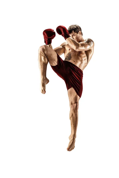 Volledige lengte van mannelijke kickboxer in rode sportkleding op witte achtergrond. gespierde atleet vechten — Stockfoto