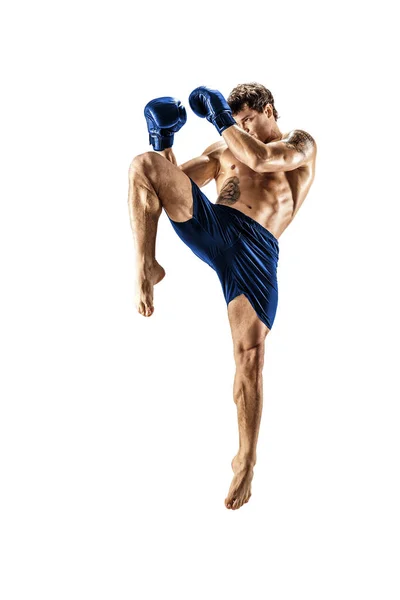 Longitud completa de kickboxer masculino en ropa deportiva azul sobre fondo blanco. atleta muscular lucha — Foto de Stock